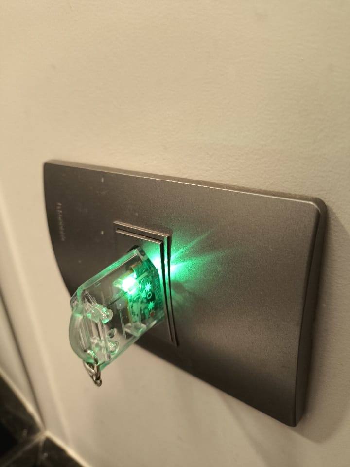 Teste de tomada com aparelho testador de tensão